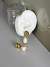 Brinco jade dourado verniz Italiano gota de pedra natural howlita branca - Bia Pimenta acessorios 