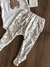 Conjunto Infantil Body Off White Ursa e Mijão Estampado Mini e Co 06861959 na internet