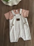 Conjunto Infantil Camiseta Marrom e Jardineira em Malha Areia Duzizo 7918
