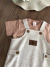 Conjunto Infantil Camiseta Marrom e Jardineira em Malha Areia Duzizo 7918 - Clube Melina