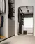 Espelho de chão Square moderno em um closet elegante com luz natural.