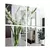 Espelho decorativo sem moldura dividido em quatro partes, refletindo um vaso de flores brancas em ambiente moderno e iluminado.