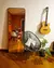 Espelho de chão Square em uma sala moderna com cadeira de design e violão na parede.