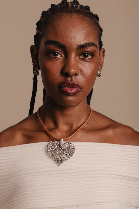 COLAR CORAÇÃO BORDADO