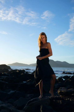 Dress that falls Black - Larissa Georgia