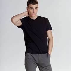 Remera Básica Cuello V - Negro
