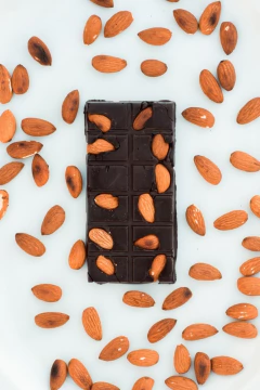 70% Cacao con Azúcar Mascabo y ALMENDRAS TOSTADAS 50gr