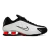 Tênis Nike Shox R4 modelo masculino com design em preto, branco e detalhes em vermelho na sola