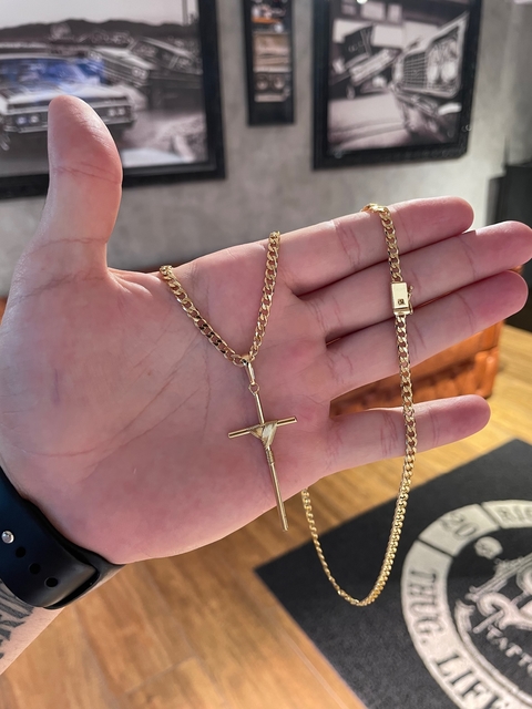 CORRENTE GRUMET FECHO TRAVA LATERAL (4MM) + PINGENTE CRUZ AMARRADA M - 4X2,5CM - BANHADO A OURO 18K