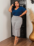 Descubra o charme e o conforto supremo deste conjunto plus size de blusa decote V e pantacourt de viscolycra