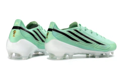 Chuteira de campo Adidas F50 Hyperfast Elite FG na cor verde clara com detalhes em preto e solado branco com travas para gramado firme