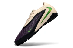 Chuteira Society Nike Phantom 6 Low Pro com design em tons de bege, roxo e detalhes verdes, solado preto com travas para gramado sintético