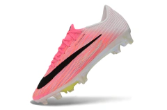 Chuteira de campo Nike Air Zoom Max Speed FG em tons de rosa com detalhes em preto e solado translúcido