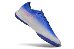 Chuteira Society Nike Mercurial Vapor 17 Elite em azul e branco com detalhes em rosa
