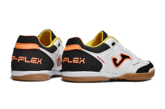 Chuteira de futsal Joma Top Flex Rebound, modelo em branco com detalhes em preto e laranja, ideal para jogos em quadra.