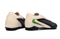 Chuteira Society Nike Phantom 6 Low Pro com design em tons de bege, roxo e detalhes verdes, solado preto com travas para gramado sintético