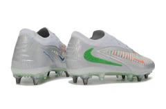 Chuteira de campo Nike Phantom GX 3 Elite Trava Mista SG branca com detalhes coloridos e logo verde