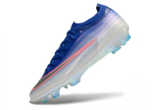 Chuteira de campo Nike Air Zoom Mercurial Vapor 17 Elite FG azul com degradê para branco e detalhes em rosa