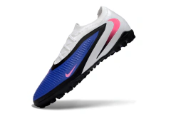 Chuteira Society Nike Phantom 6 Low Pro branca com detalhes em azul, preto e rosa, vista lateral direita