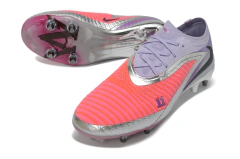 Chuteira de campo Nike Phantom GX 3 Elite Trava Mista SG na cor lilás com detalhes em rosa e prata, com travas mistas para gramados