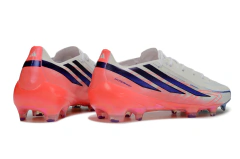 Chuteira de campo Adidas F50 Hyperfast Elite FG branca com detalhes em azul e solado rosa