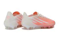 Chuteira de campo Adidas F50 Hyperfast Elite FG em tons de branco e laranja com detalhes em linhas e cravos para gramado firme