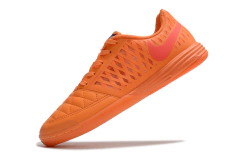 Chuteira futsal Nike Lunar Gato II na cor laranja, com detalhes em rosa e design leve.
