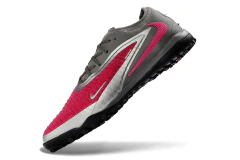 Chuteira Society Nike Phantom GX 3 Elite cinza com detalhes em rosa e solado preto para gramado sintético