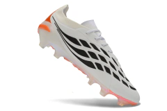 Chuteira de campo Adidas Predator Elite 26 FG branca com detalhes em laranja