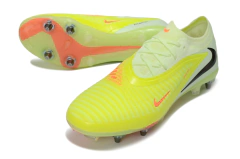 Chuteira de campo Nike Phantom GX 3 Elite cor amarelo neon com detalhes em preto e coral, com travas mistas para gramados