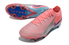Chuteira de campo Nike Air Zoom Mercurial Vapor 16 Elite cor coral com detalhes prateados e solado azul, modelo com trava mista SG