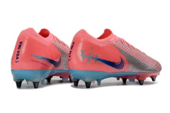 Chuteira de campo Nike Air Zoom Mercurial Vapor 16 Elite cor coral com detalhes prateados e solado azul, modelo com trava mista SG
