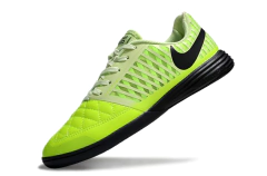 Chuteira futsal Nike Lunar Gato II na cor amarelo limão com detalhes em preto, design leve e confortável para jogadas rápidas em quadra.
