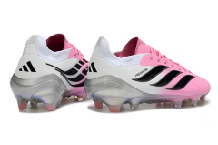 Chuteira de campo Adidas Predator Elite 26 FG na cor rosa com detalhes em preto e branco, vista lateral direita