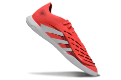 Chuteira futsal Adidas Predator 25 Elite IC na cor laranja e branca, com design aerodinâmico e tecnologia avançada para desempenho em quadra.