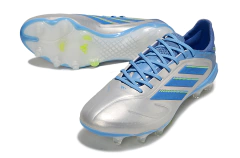Chuteira de futebol Adidas Copa Pure 3 Elite para campo, na cor prata com detalhes em azul e solado com travas transparentes