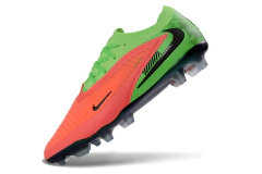 Chuteira de campo Nike Phantom GX 3 Elite FG nas cores verde e laranja com detalhes em preto