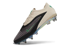 Chuteira de futebol campo Nike Phantom GX 3 Elite com trava mista SG, em cores bege, preto e detalhes verdes