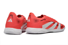 Chuteira futsal Adidas Predator 25 Elite IC na cor laranja e branca, com design aerodinâmico e tecnologia avançada para desempenho em quadra.