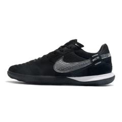 Chuteira futsal Nike Street Gato na cor preta, com detalhes em cinza e sola adequada para quadras.