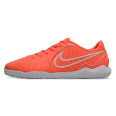 Chuteira de futsal Nike Legend 10 Academy na cor laranja com detalhes em cinza