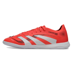 Chuteira futsal Adidas Predator 25 Elite IC na cor laranja e branca, com design aerodinâmico e tecnologia avançada para desempenho em quadra.