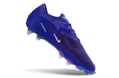 Chuteira de campo Nike Phantom GX 3 Elite FG em tom roxo com detalhes em branco, sola com travas transparentes para gramado firme