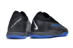Chuteira futsal Nike Phantom GX Elite preta com detalhes azuis e acabamento em tecido resistente, ideal para jogos de futsal com design moderno e confortável.