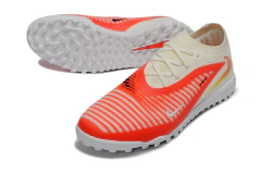 Chuteira Society Nike Phantom GX 3 Elite lateral direita com design branco e laranja vibrante, solado branco com travas para gramado sintético