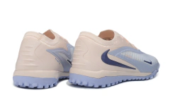 Chuteira Society Nike Phantom GX 3 Elite em tons de azul claro e bege, vista lateral direita com solado de travas para grama sintética