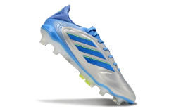 Chuteira de futebol Adidas Copa Pure 3 Elite para campo, na cor prata com detalhes em azul e solado com travas transparentes