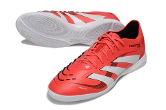 Chuteira futsal Adidas Predator 25 Elite IC na cor laranja e branca, com design aerodinâmico e tecnologia avançada para desempenho em quadra.