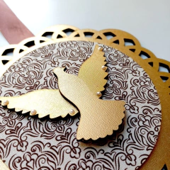 Escapulário de Porta Divino Espírito Santo em MDF Dourado