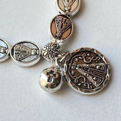 Pulseira de Metal com Medalhas de Aparecida NOVA!